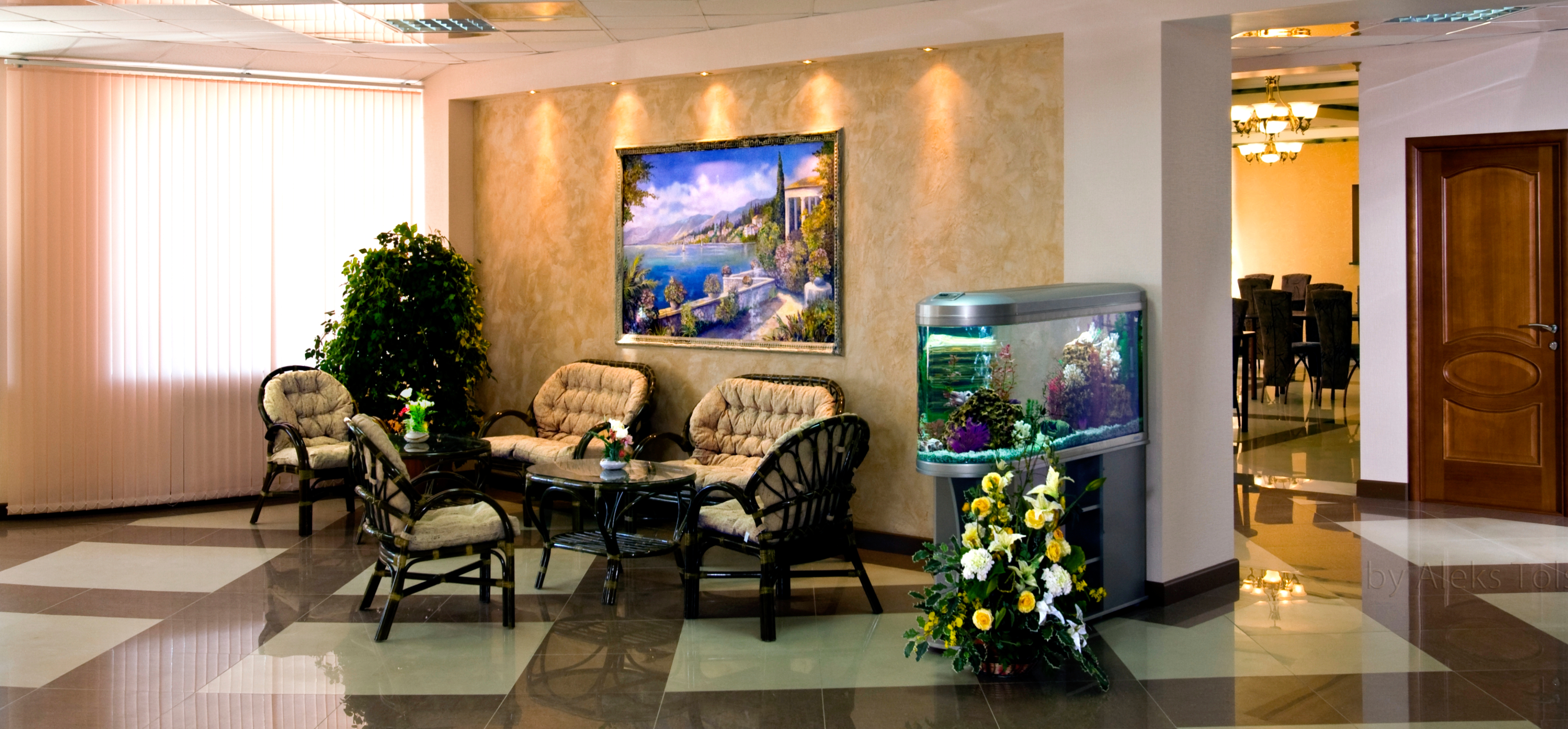Гостиница Аврора, холл у стойки регистрации, зона отдыха с мягкими диванами, большим аквариумом, быстрым wi-fi